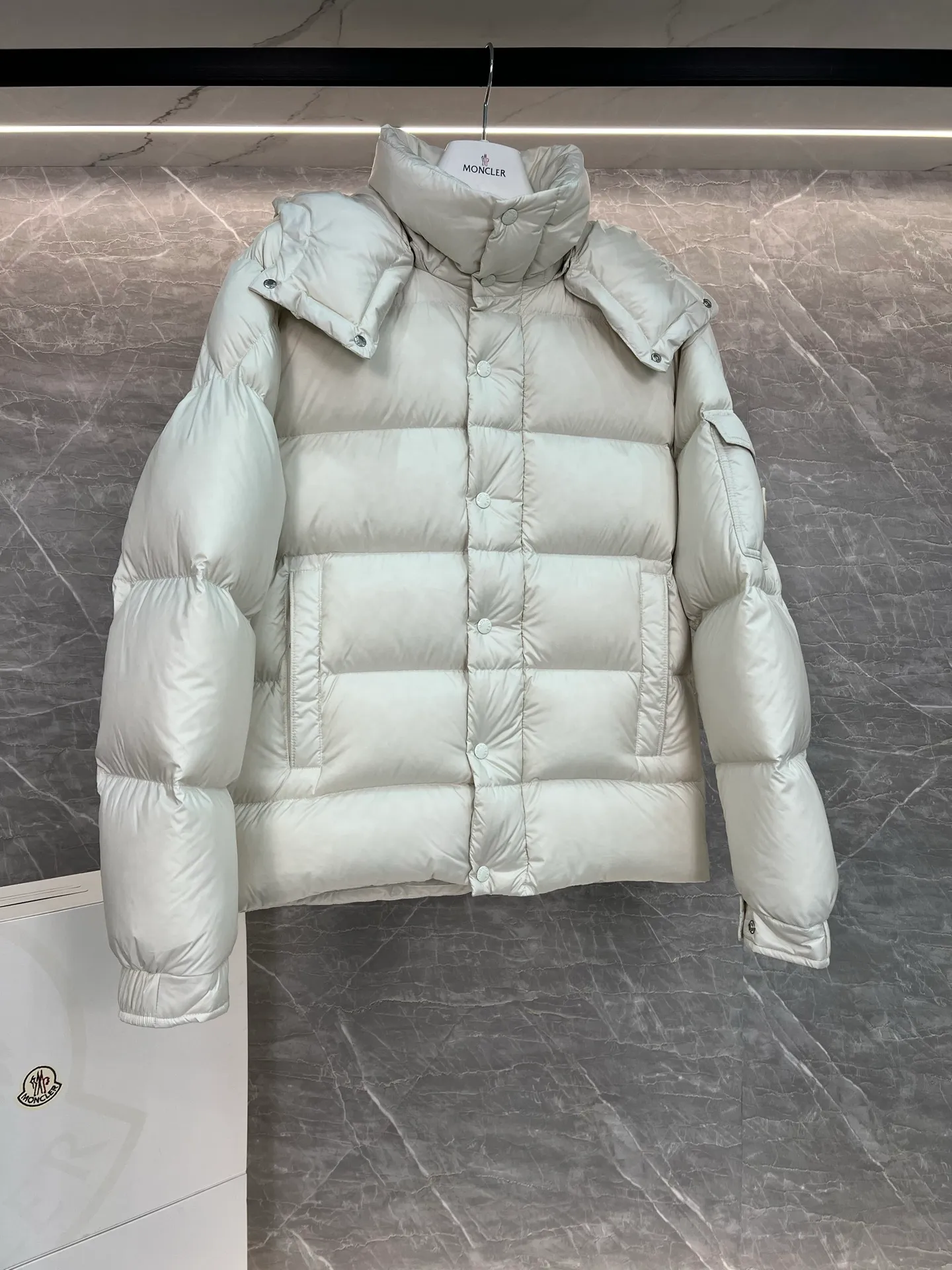 Hot Sale ⬆️MonclerMaya 90 .❗️❗️❗️❗️❗️ Moncler 。 Moncler Maya 。 ， ， Moncler 。 ， ，Classic 。 Classic 。 • • • • • ， • • • Size : 1-2-3-4-5 Black、White、Pink、